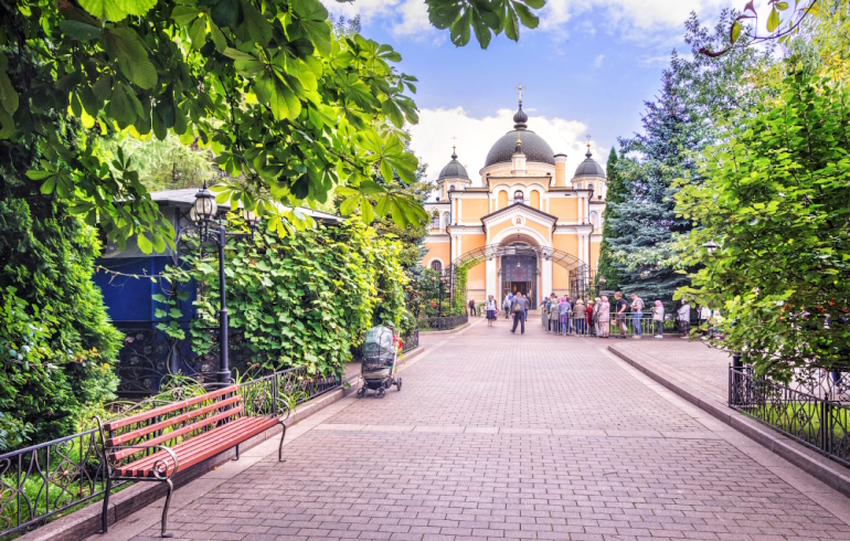 Храм Воскресения Словущего на территории Покровского монастыря в Москве Храм Воскресения Словущего на территории Покровского монастыря в Москве